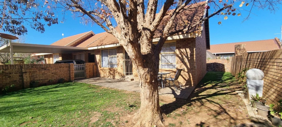 2 Bedroom Property for Sale in Langenhovenpark Free State